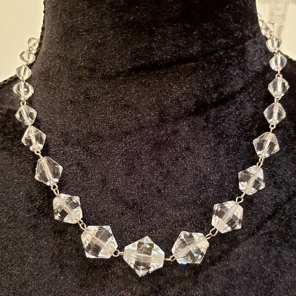 Vintage Art Deco Graduating lucite bead necklace